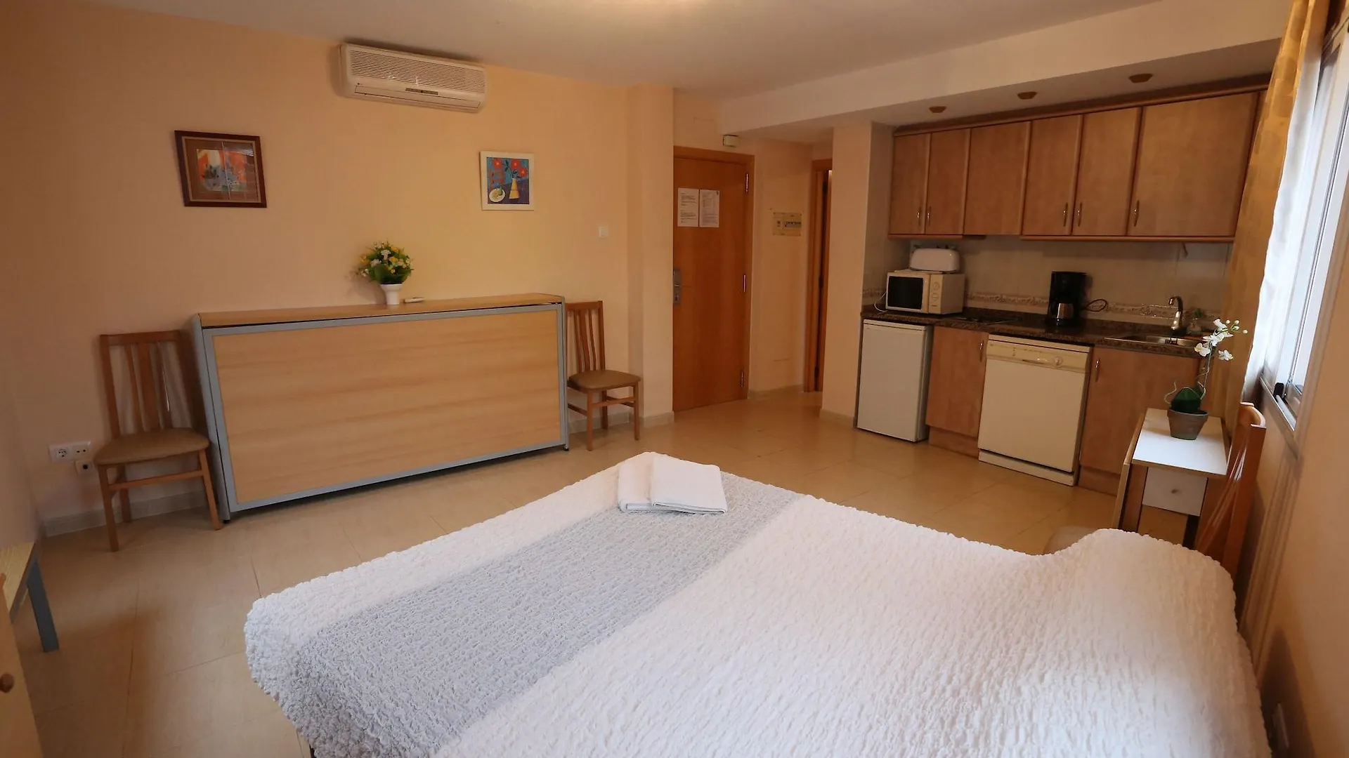 יורט דה מאר Royal Inn Aparthotel 2*, יורט דה מאר ספרד